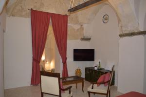 ein Wohnzimmer mit einem Tisch und einem roten Vorhang in der Unterkunft Domus Lina in Ravello