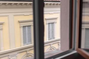 uma vista de um edifício através de uma janela em Cavour Florence Apartment em Florença
