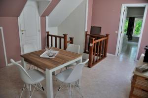 Fotografie z fotogalerie ubytování Suite familiale avec 2 Chambres dans une villa - quartier vert et boisé - 5 kms de Namur v destinaci Namur