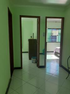 ein leeres Zimmer mit zwei Türen und einem Schlafzimmer in der Unterkunft Linda casa pertinho da Lagoa in Iguaba Grande