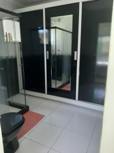 Camera con servizi igienici e finestre in vetro. di Linda casa pertinho da Lagoa a Iguaba Grande