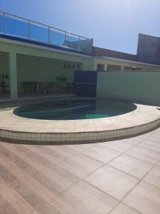 a swimming pool in the middle of a building at Linda casa pertinho da Lagoa in Iguaba Grande