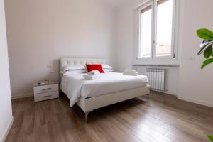 um quarto branco com uma cama branca e uma janela em Cavour Florence Apartment em Florença