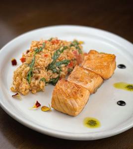 um prato branco de alimentos com arroz e pão em Hotel Laghetto Bento em Bento Gonçalves