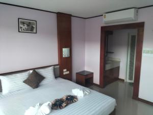 - une chambre d'hôtel avec 2 lits et des serviettes dans l'établissement La Piccola Kata, à Kata Beach