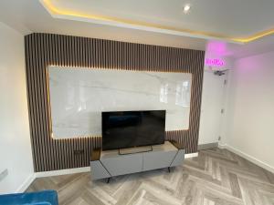 TV a/nebo společenská místnost v ubytování Walter Road Holiday Home Swansea - 4 bedrooms + 17 fotografií