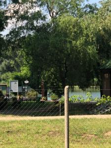 una valla de cadena con un jardín en el fondo en Tóparti Camping en Tiszafüred