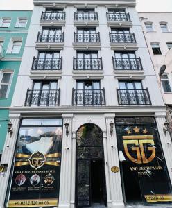 un edificio bianco con finestre e porta di Grand Gedikpasha Hotel a Istanbul