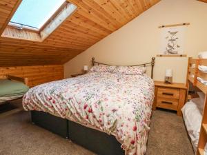 una camera da letto con un grande letto in mansarda di The Old Nursery a Malpas