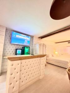 TV a/nebo společenská místnost v ubytování The Dixie Dean Hotel