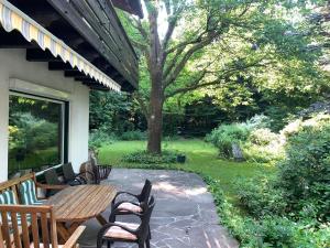 eine Terrasse mit einem Holztisch und Stühlen in der Unterkunft Gartenparadies inmitten Wörgl in Wörgl