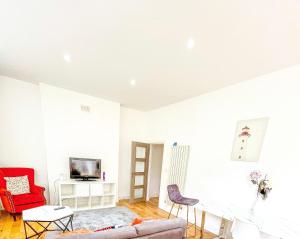 a living room with a couch and a tv at Beautiful 2-Bed Apartment in London in London