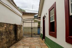 una entrada a un edificio con una puerta en - Casa Pitanga - Acomodação lindíssima pertinho da Igreja do Rosário, en Ouro Preto