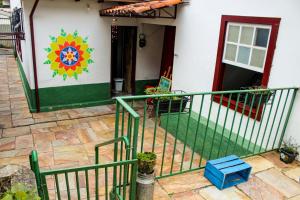 Una casa con un cuadro a un lado. en - Casa Pitanga - Acomodação lindíssima pertinho da Igreja do Rosário en Ouro Preto