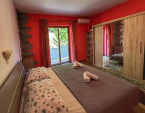a bedroom with a bed and a large mirror at Apartmani Mia in Palit