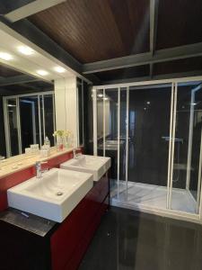 a bathroom with two sinks and a shower at Casa da Avenida VILLA INN in Braga