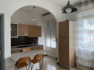 a kitchen with a table and chairs in a room at la casa di Alice in Vercelli