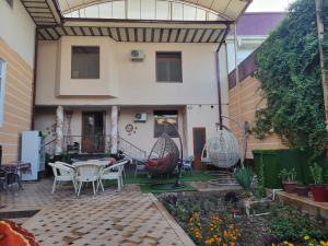 Imran&Bek في سمرقند: فناء منزل به كراسي وطاولة