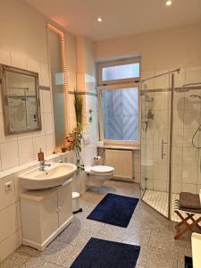 ein Bad mit einem Waschbecken, einem WC und einer Dusche in der Unterkunft Mediterrane EG-Wohnung / BASF-Nähe / 650mbit WLAN in Ludwigshafen am Rhein
