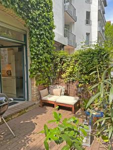 a bench sitting on a patio next to a building at Mediterrane EG-Wohnung / BASF-Nähe / 650mbit WLAN in Ludwigshafen am Rhein