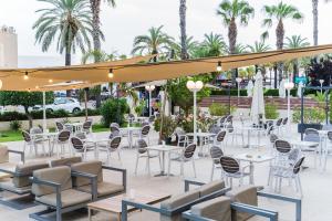 Reštaurácia alebo iné gastronomické zariadenie v ubytovaní Hotel Planas