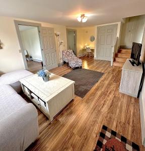 ein Wohnzimmer mit einem Sofa und einem Tisch in der Unterkunft 2BR Sunshine Town Condo in Newport