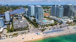 Luxury Well stocked SE Corner 2BR W Fort Lauderdale w Great Ocean Views في فورت لاودردال: اطلالة جوية على شاطئ ومباني