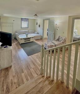 ein großes Wohnzimmer mit einem Bett und einem Sofa in der Unterkunft 2BR Sunshine Town Condo in Newport