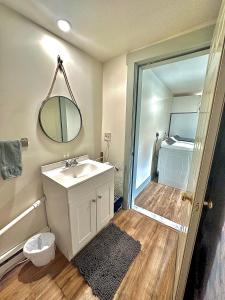 ein Bad mit einem Waschbecken und einem Spiegel in der Unterkunft 2BR Sunshine Town Condo in Newport