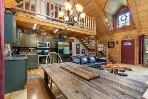 Cabaña con cocina y sala de estar con mesa de madera. en The Refuge, en Blue Eye