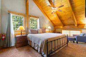 Un dormitorio con una cama y un techo de madera. en Persimmon Hollow with GameRoom, en Blue Eye 71 fotos más
