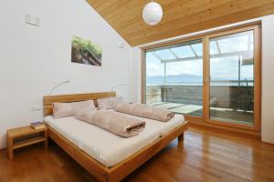 Schlafzimmer mit einem Bett und Meerblick in der Unterkunft Ferienhof Feurle in Sulzberg