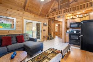 Kuchyň nebo kuchyňský kout v ubytování Lil' Treehouse Cabin