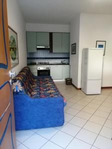 eine Küche mit einem blauen Bett und einem Kühlschrank in der Unterkunft Residence Oltremare in San Benedetto del Tronto