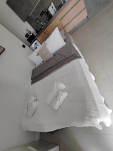 Un pat sau paturi într-o cameră la Mediterranean Vista