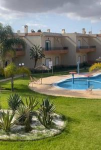 una grande casa con piscina in un cortile di شقة في Sidi Bouzid عطلة في مصيف رائع a Sidi Bouzid