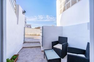 Uma varanda ou terraço em Apartamentos Dulcemar Frente al Mar con zona SPA