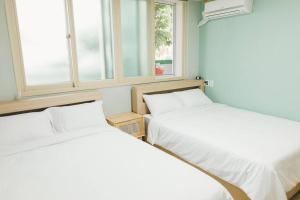 En eller flere senge i et værelse på Hongdae Luxury Private Single House with Big Open Balcony Perfect for a Family & Big Group 3BR, 5QB & 1SB, 2Toilet