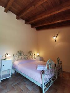 的住宿－Luci nel Bosco，一间卧室设有一张床和木制天花板