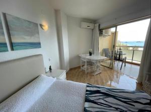 a bedroom with a bed and a view of the ocean at Apartahotel CHINASOL con Parking y Desayuno in Almuñécar