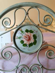 a metal bed frame with a plate with a flower on it at Luci nel Bosco 