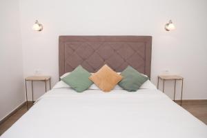 1 dormitorio con 1 cama blanca grande con almohadas en Casa Scardona en Skradin
