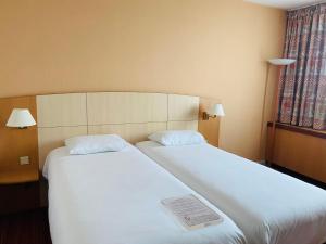 Mercure Besancon Parc Micaud - Hotel & Bar tesisinde bir odada yatak veya yataklar