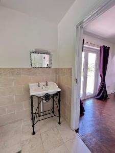 萊特肯尼的住宿－LOCH CONNELL LODGE，白色的浴室设有水槽和镜子