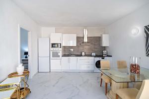 A cozinha ou cozinha compacta de Apartamentos Dulcemar Frente al Mar con zona SPA