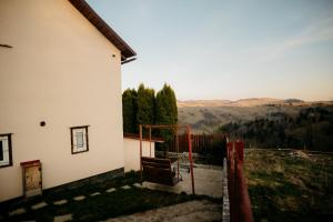 una casa bianca con vista sulla valle di Cabana Hai la munte! a Muntele Băişorii