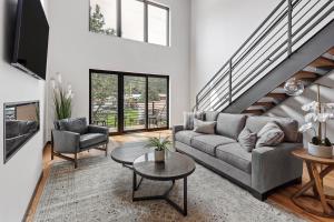 uma sala de estar com um sofá e uma mesa em McGregor & Main - Luxury Lofts em Hill City