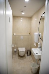 默主歌耶的住宿－Pansion Blue Medjugorje，浴室配有白色卫生间和盥洗盆。