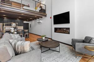 uma sala de estar com um sofá e uma lareira em McGregor & Main - Luxury Lofts em Hill City