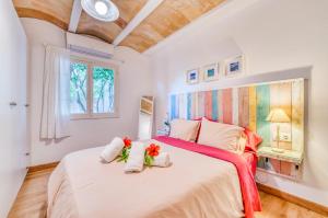 1 dormitorio con 1 cama grande y toallas. en Ideal Property Mallorca - Sol de Mallorca 2, en Cala Mesquida